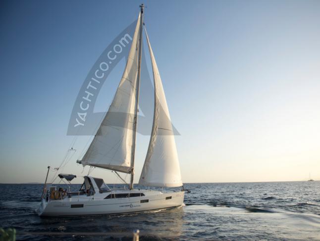Yacht Oceanis 411 available for charter in Alimos Marina Kalamaki