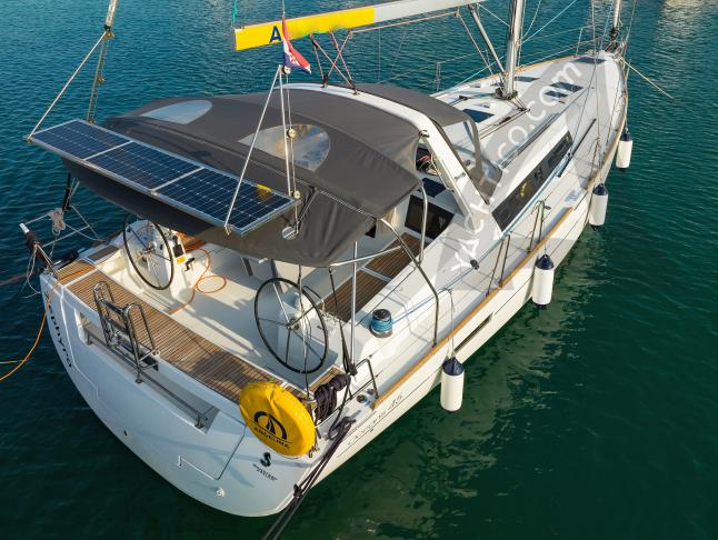 Sailing boat Oceanis 45 for hire in Marina Dalmacija