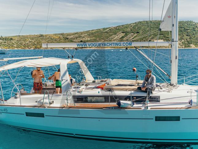 Sailing yacht Oceanis 45 for hire in Sibenik