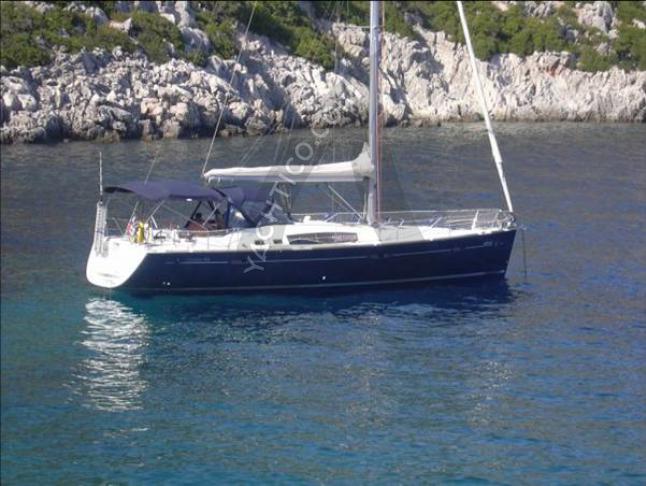 Sailing yacht Oceanis 46 for rent in Port Lavrio