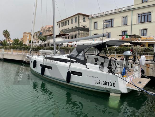 Sailing boat Sun Odyssey 410 for charter in Marina di San Vincenzo