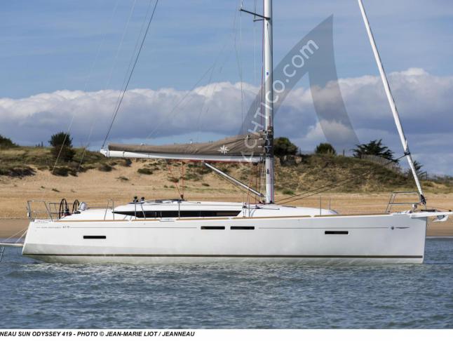 Sailing boat Sun Odyssey 419 for rent in Lefkas Marina