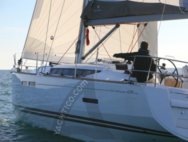Sailing yacht Sun Odyssey 439 for rent in Uturoa