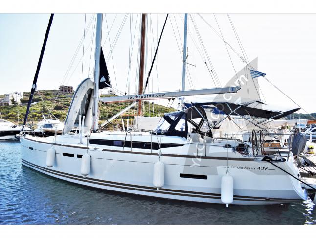Sailboat Sun Odyssey 439 for rent in Lavrio