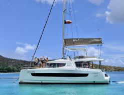 Kat Bali 4.6 chartern in Maya Cove