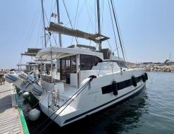 Katamaran Catspace chartern in Hafen von Hyeres