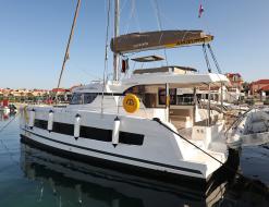 Katamaran Catspace Yachtcharter in SCT Marina Trogir