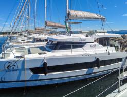 Katamaran Catspace chartern in Hafen von Hyeres