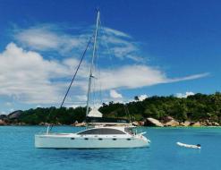Katamaran DH 550 Yachtcharter in Eden Island Resort