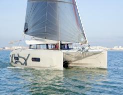 Kat Excess 11 chartern in Tivat