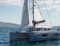 Katamaran Excess 11 chartern in Marina Parikia Port