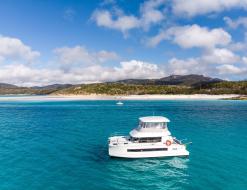 Kat Fountaine Pajot MY 37 chartern in Airlie Beach