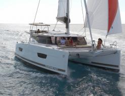 Kat Lucia 40 chartern in Palm Cay Marina