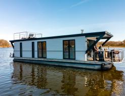 Houseboat MonaLisa available for charter in Buchholz