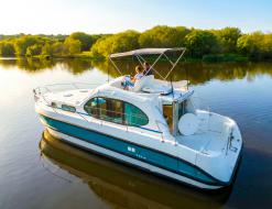 Houseboat Estivale Quattro for hire in Kerkdriel Marina