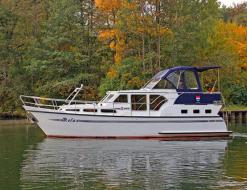 Houseboat Pedro Skiron 1060 Edition available for charter in Yacht Harbour Maremueritz