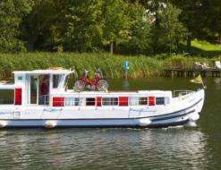 Houseboat Penichette 1107 available for charter in Redon