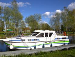 Houseboat Tarpon 37 DP available for charter in Marina Luebz