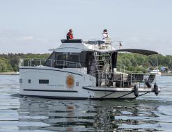Motor yacht Futura 40 Grand Horizon available for charter in Untergoehren