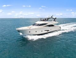 Motoryacht Marquis 720 Yachtcharter in Stock Island Marina