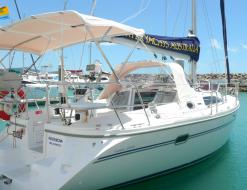 Sailing boat Catalina 32 for charter in Abel Point Marina