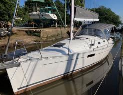 Yacht Delta 36 for hire in Paraty