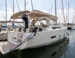 Yacht Dufour 430 for rent in Hyeres Harbour