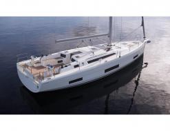 Yacht Dufour 470 for hire in Portisco