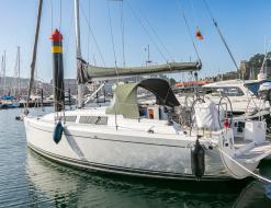 Sailing yacht Hanse 315 for hire in Baiona