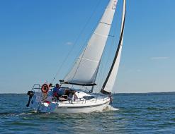 Segelboot Maxus 26 Yachtcharter in Hafen von Keja