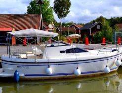 Yacht Nano Yachtcharter in Hafen von Motala