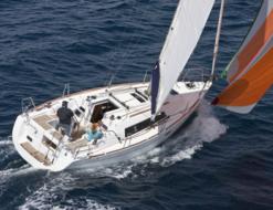 Sailing yacht Oceanis 31 for charter in La Trinite sur Mer