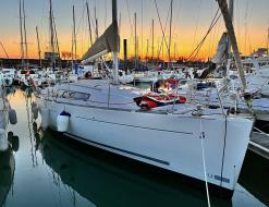 Sailing yacht Oceanis 34 for hire in Port des Minimes