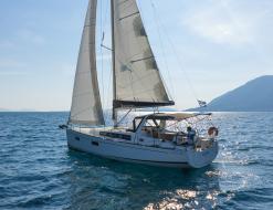 Sailing boat Oceanis 381 for hire in Lefkas Marina