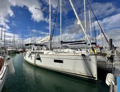 Sailing boat Oceanis 381 for hire in La Rochelle