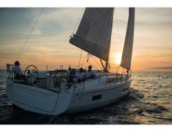 Yacht Oceanis 40 for hire in Portisco