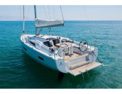 Sailing yacht Oceanis 40 available for charter in Marina di Olbia