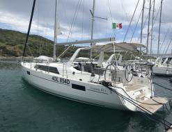 Sailing yacht Oceanis 411 for hire in Marina di Portorosa