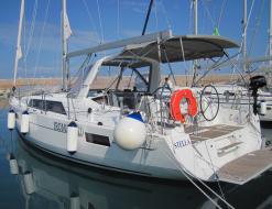 Sailing yacht Oceanis 411 for rent in Messina