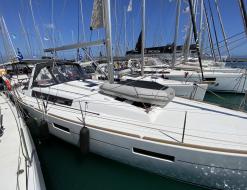 Yacht Oceanis 45 for hire in Rhodes Marina